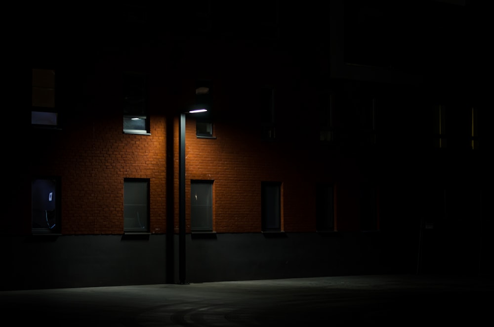 poste de luz preta perto da parede