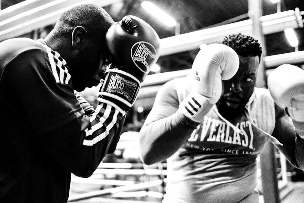 Deux hommes portant des gants de boxe