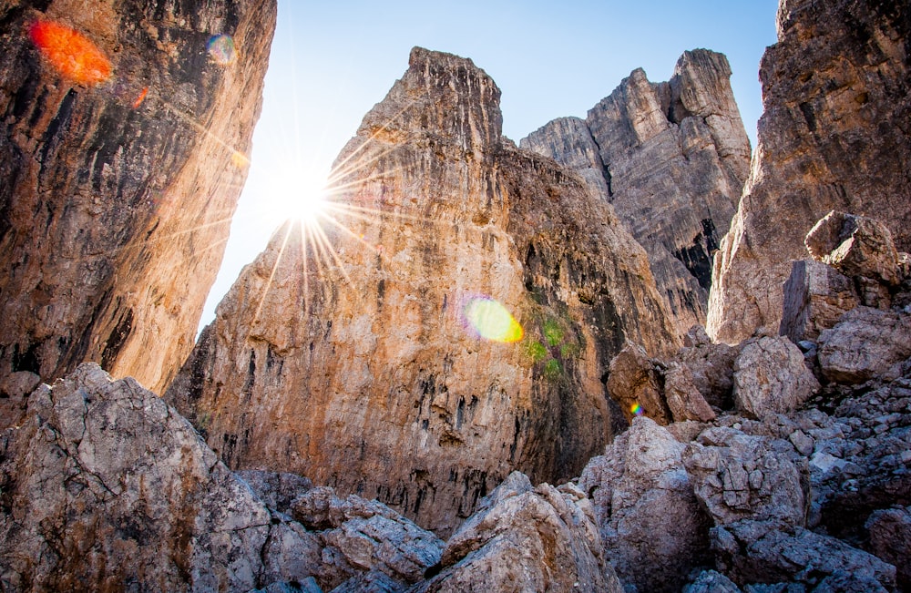 fotografia ad angolo basso della montagna rocciosa marrone sotto il cielo blu durante il giorno