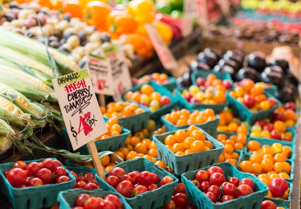 Obst in Holzschalen auf einem Markt