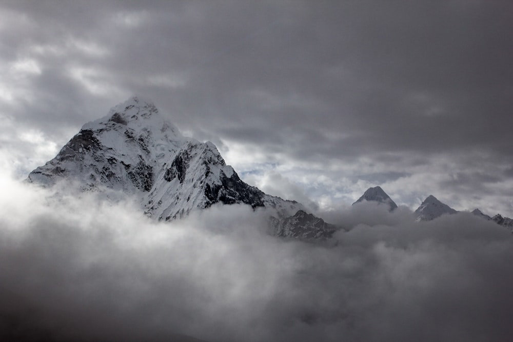 Fotografía de paisaje de la cubierta montañosa por la nieve