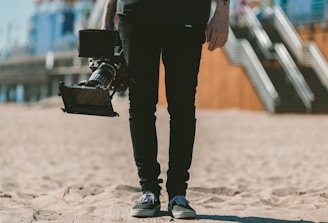 Vue partielle d'un cadreur en pleine action, avec uniquement ses mains et ses jambes visibles. 