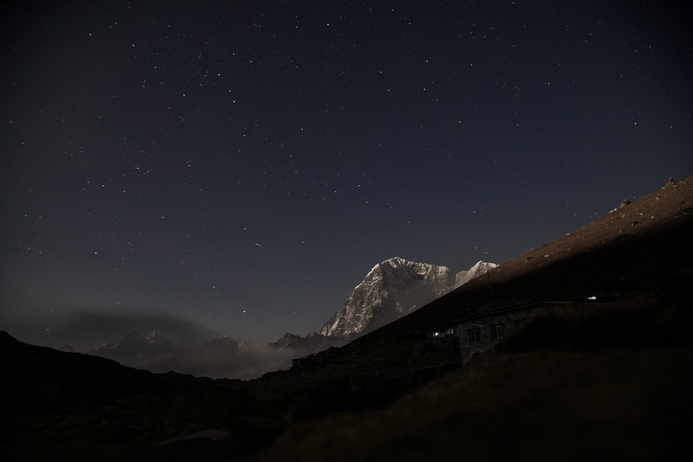 montagnes la nuit