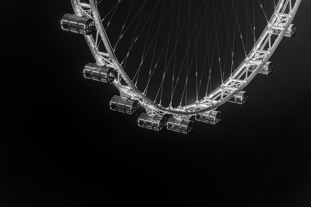 Photo en niveaux de gris de la grande roue pendant la nuit