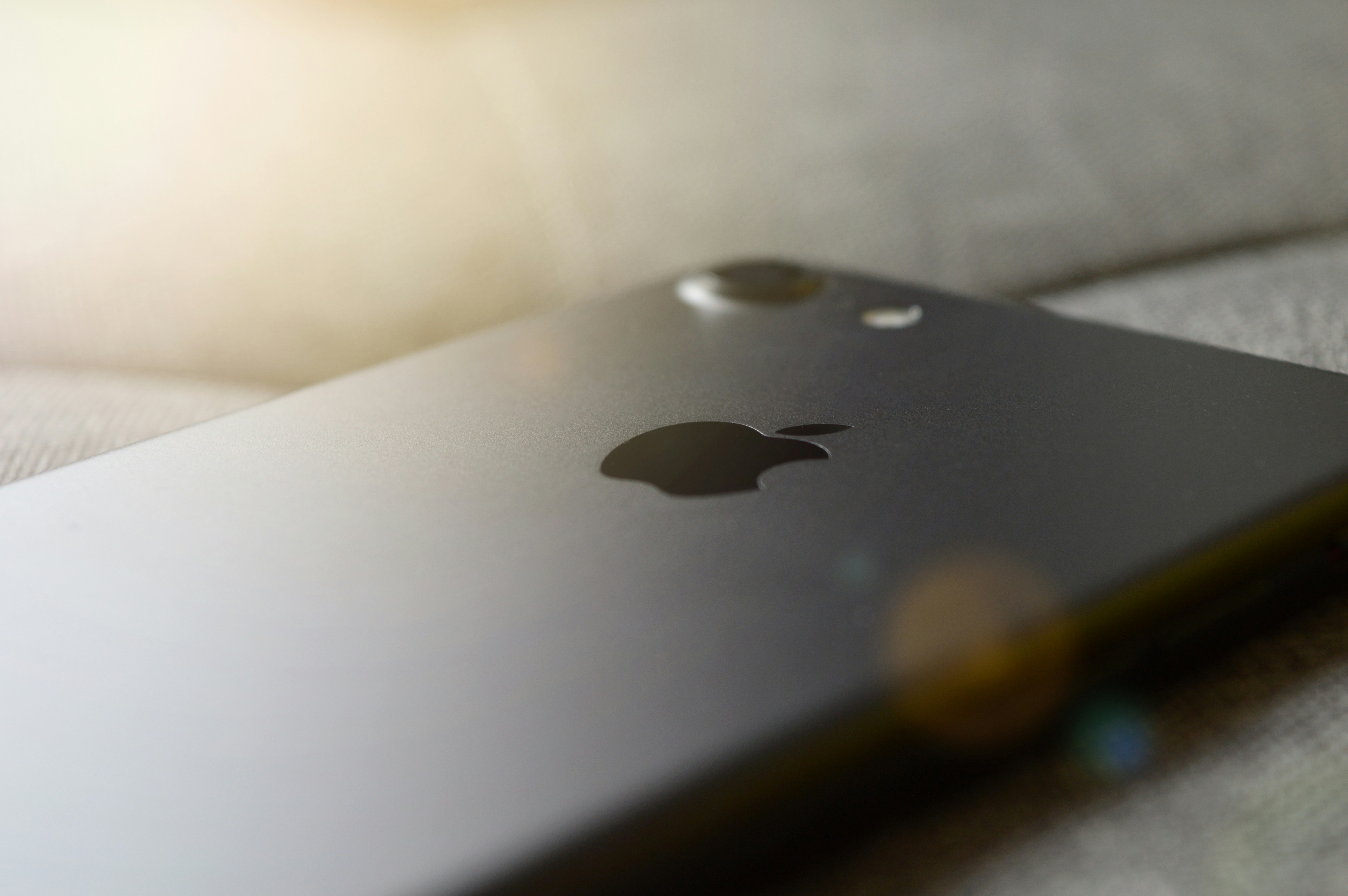 iPhone с логотипом Apple