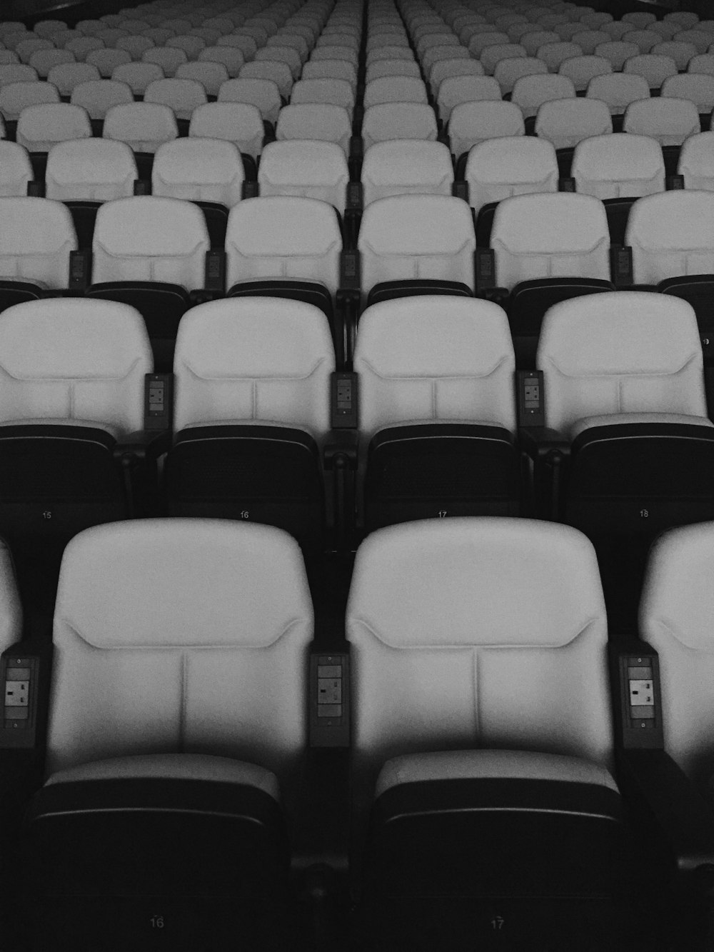 사람이 없는 빈 흰색과 검은색 극장 의자