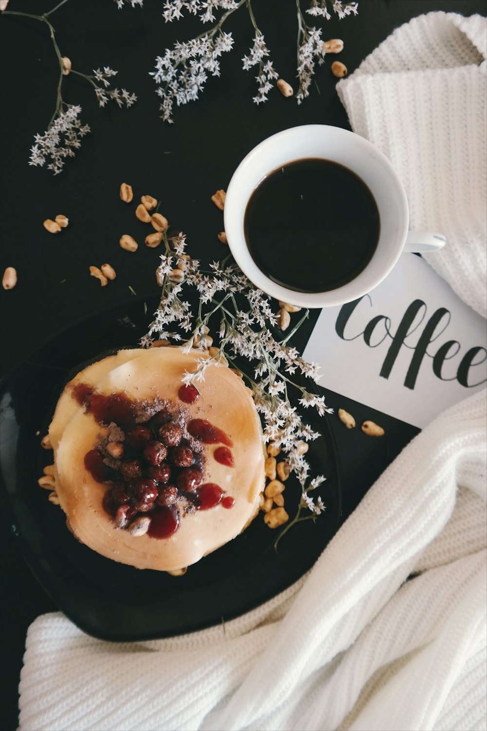 Um prato de comida com uma xícara de café.