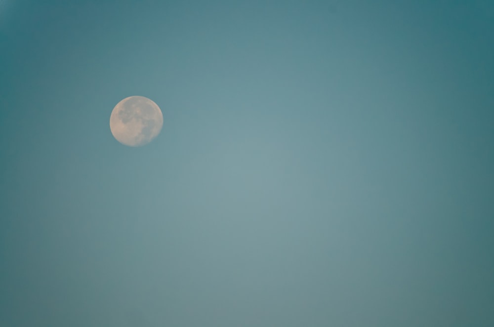 luna nel cielo blu