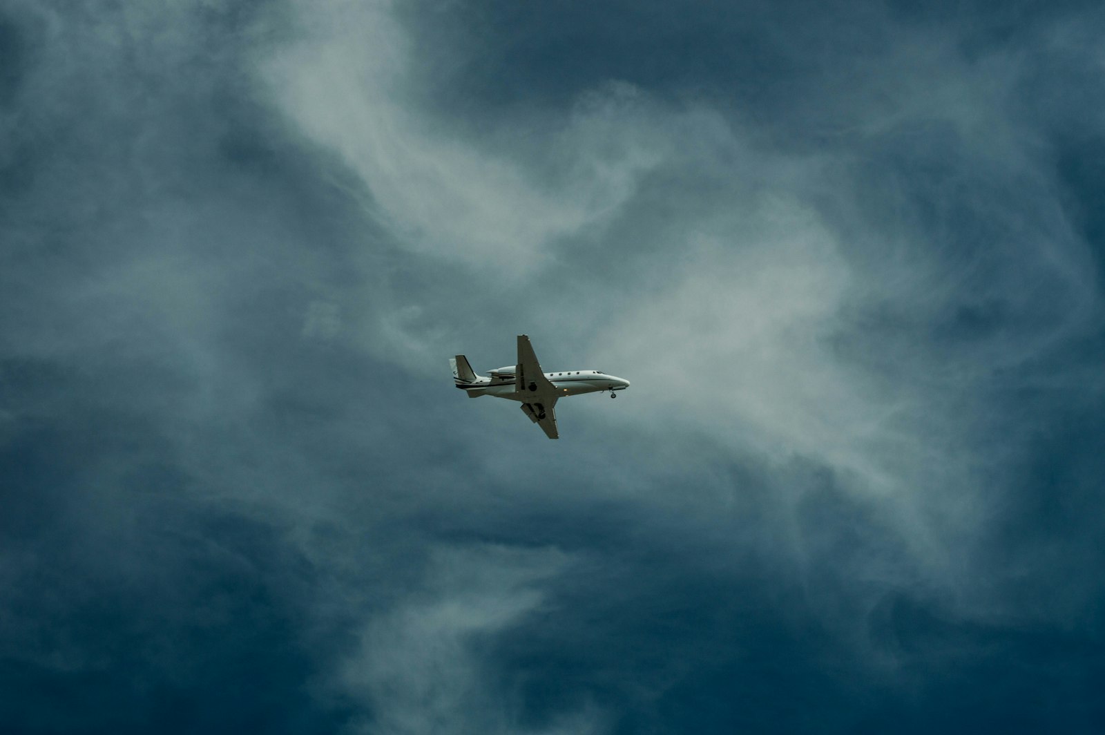 Nikon D3200 + Nikon AF-S DX Nikkor 55-200mm F4-5.6G ED sample photo. Airliner on sky photography photography