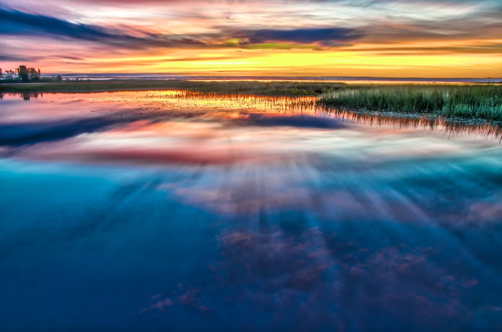 Vue aérienne du plan d’eau au coucher du soleil