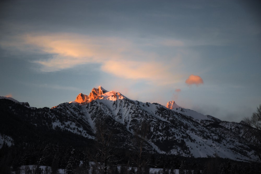 montagne recouverte de neige au coucher du soleil
