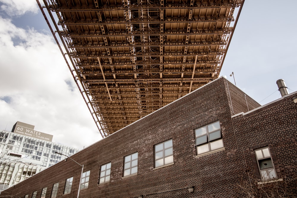 갈색 콘크리트 건물의 낮은 각도 사진