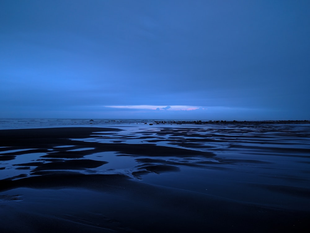 um céu azul escuro sobre o oceano à noite
