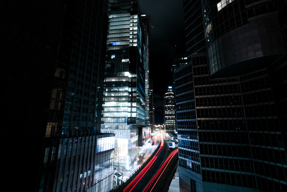 Photographie en accéléré de voitures pendant la nuit