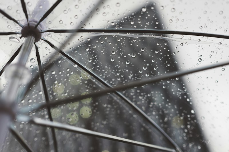 Sombrilla transparente con gotas de lluvia
