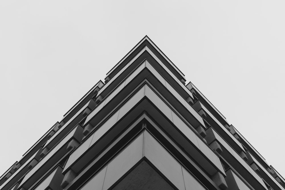 灰色のコンクリートの建物