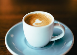 selective focus photography of latte in teacup