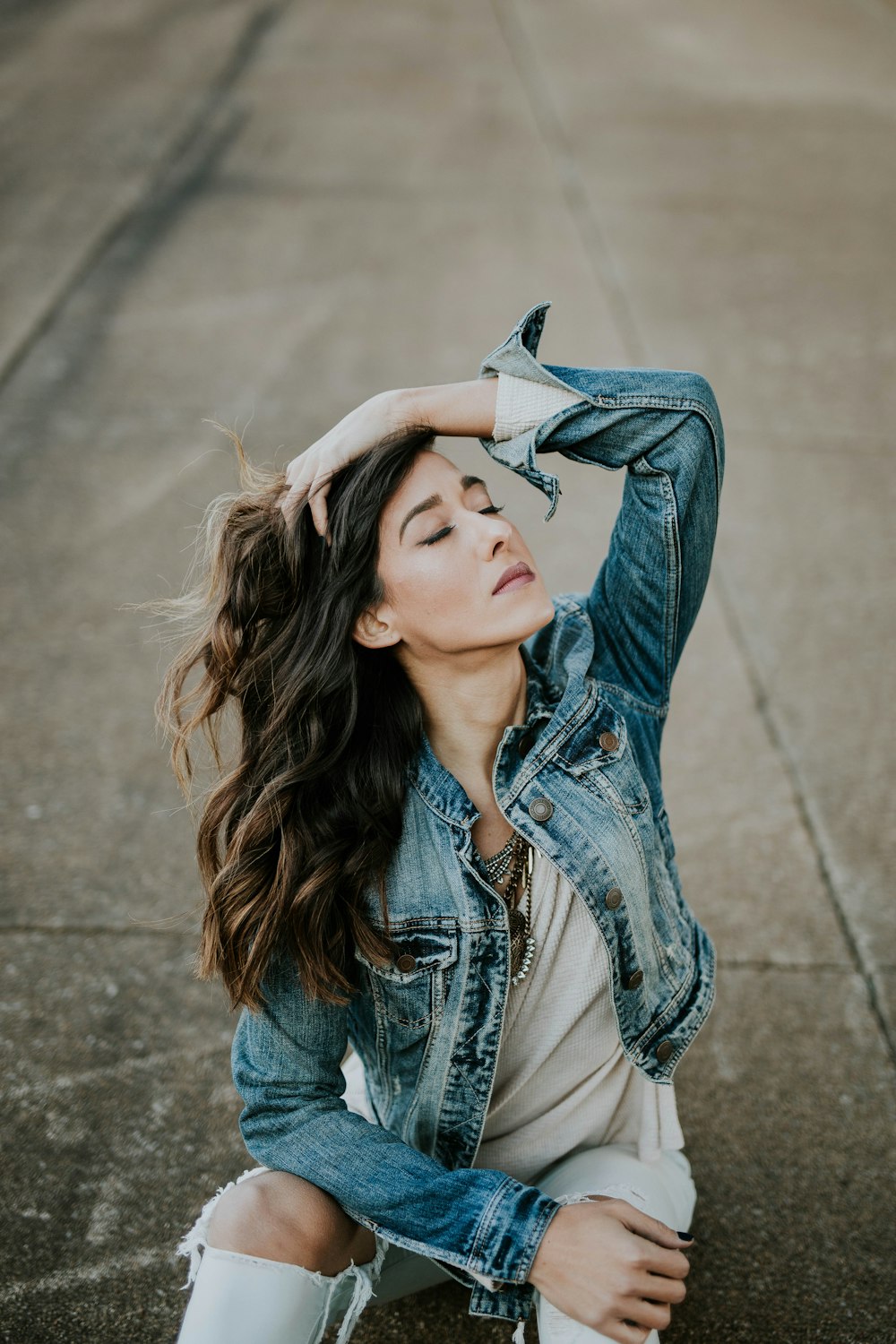 femme portant une veste en jean bleue