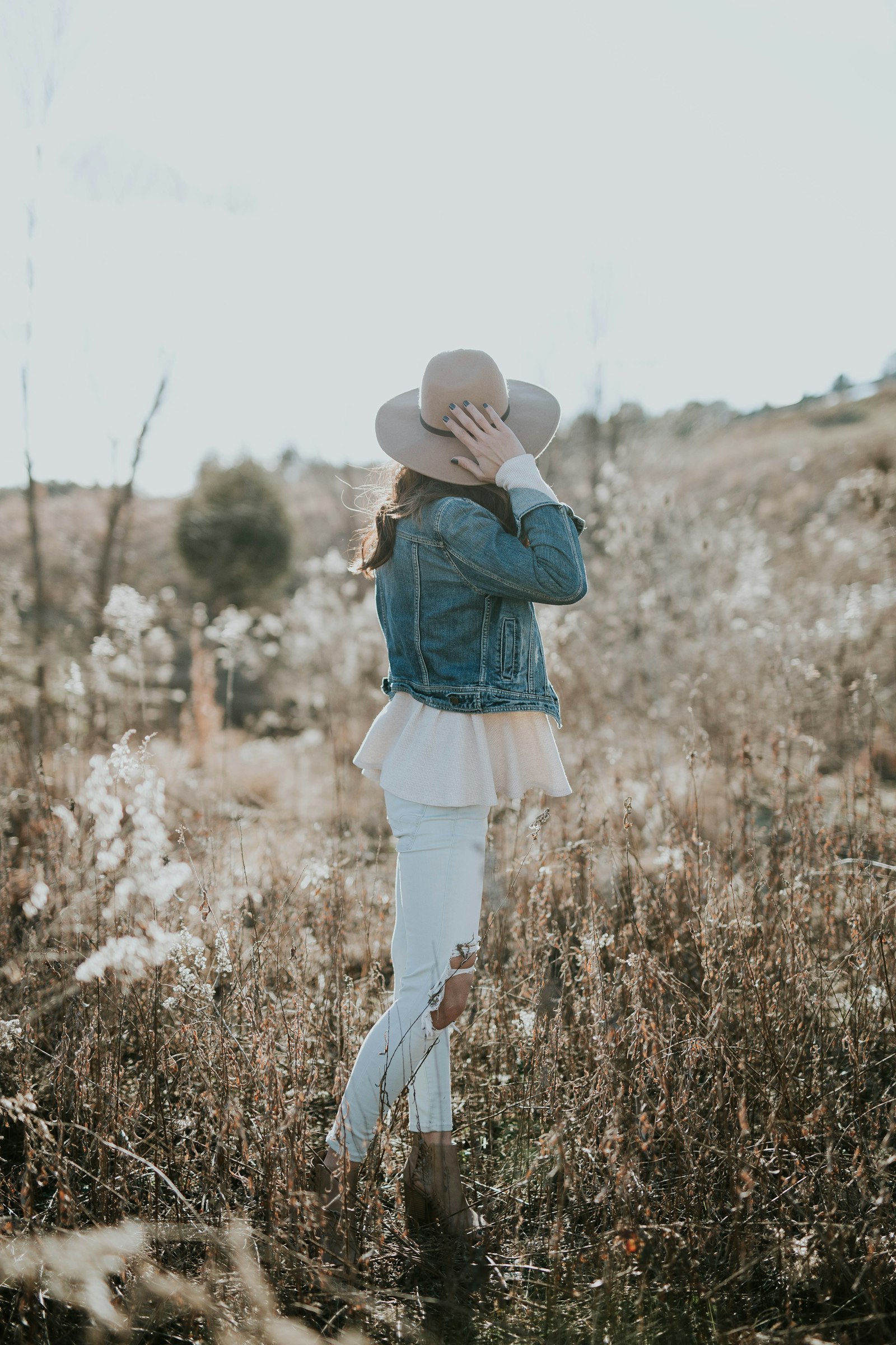 Canon EOS 6D + Sigma 50mm F1.4 EX DG HSM sample photo. Woman facing hill during photography