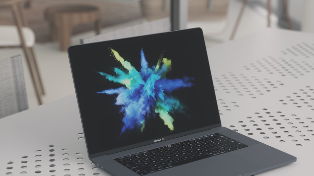 MacBook Pro auf weißer Metalloberfläche