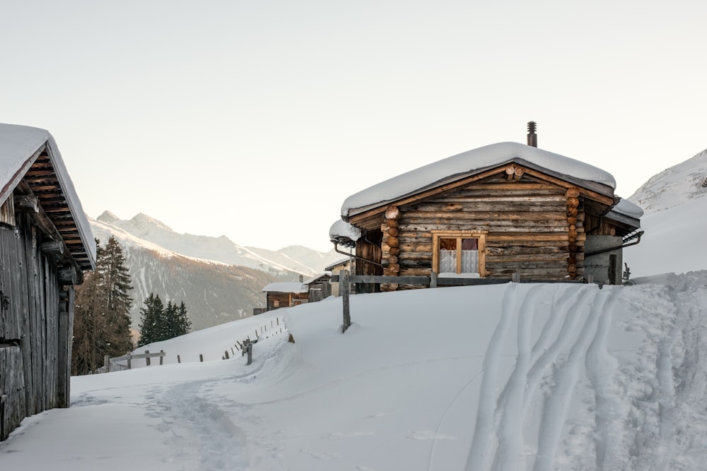 casa coperta di neve sotto il cielo nuvoloso bianco durante il giorno foto