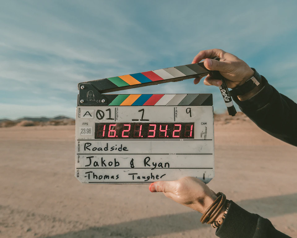 Claqueta de cine sostenida frente al cielo