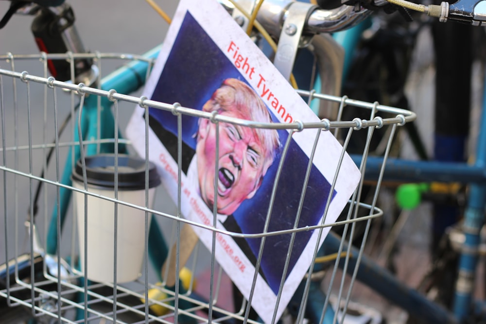 Papel de Donald Trump dentro do cesto da bicicleta