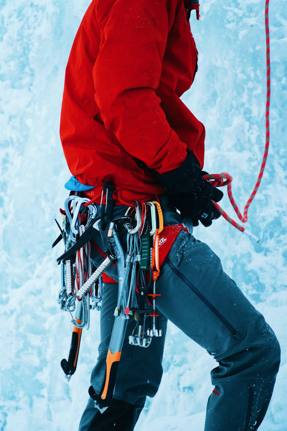 ハイキングベルトを設置する男性