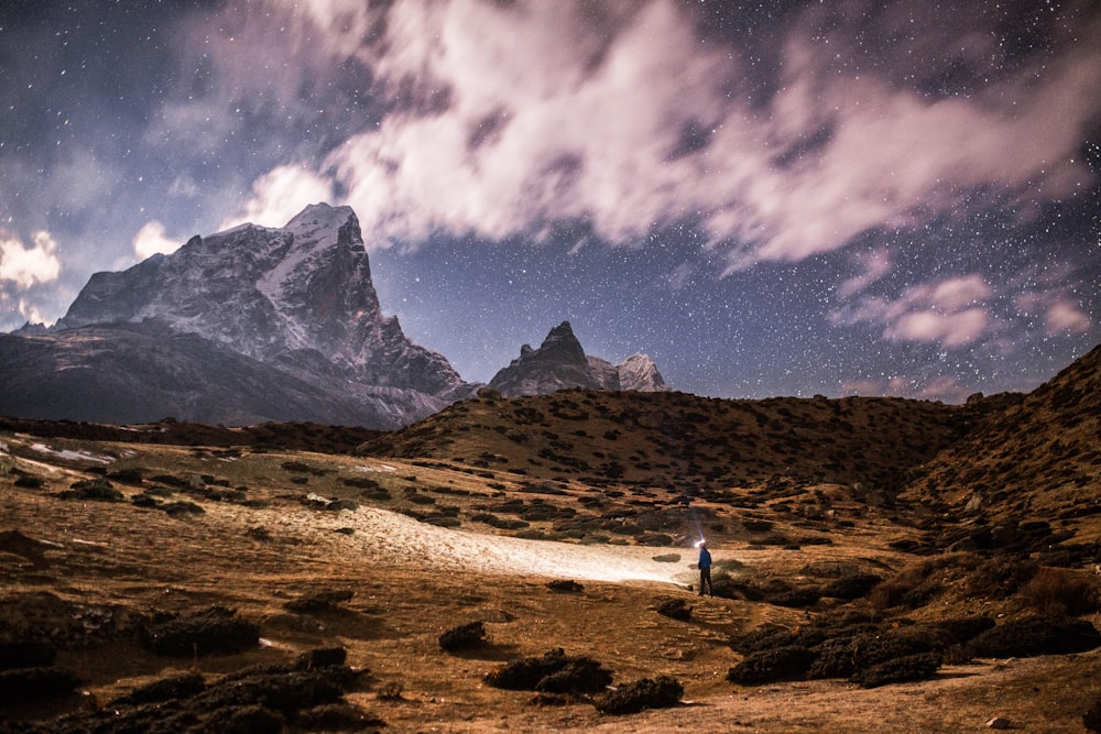 persona su terra vicino a montagna