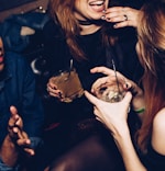 Coquetel para clientes e possíveis interessados, festa dançante com boa música, bebida e alegria