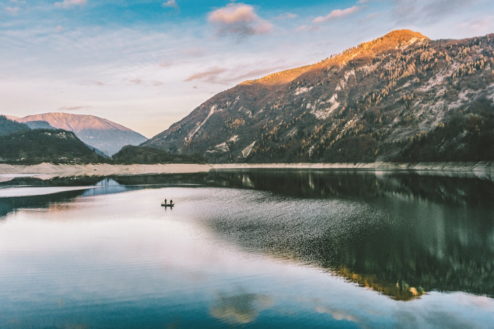 Fotografía de paisaje de montaña cerca del cuerpo de agua