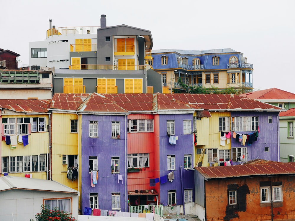 Des bâtiments en béton de couleurs variées sous un ciel blanc