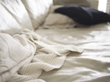 Soft-focus image of the pillow’s breathable cover fabric, emphasizing quality and comfort.