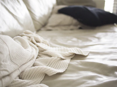 Soft-focus image of the pillow’s breathable cover fabric, emphasizing quality and comfort.
