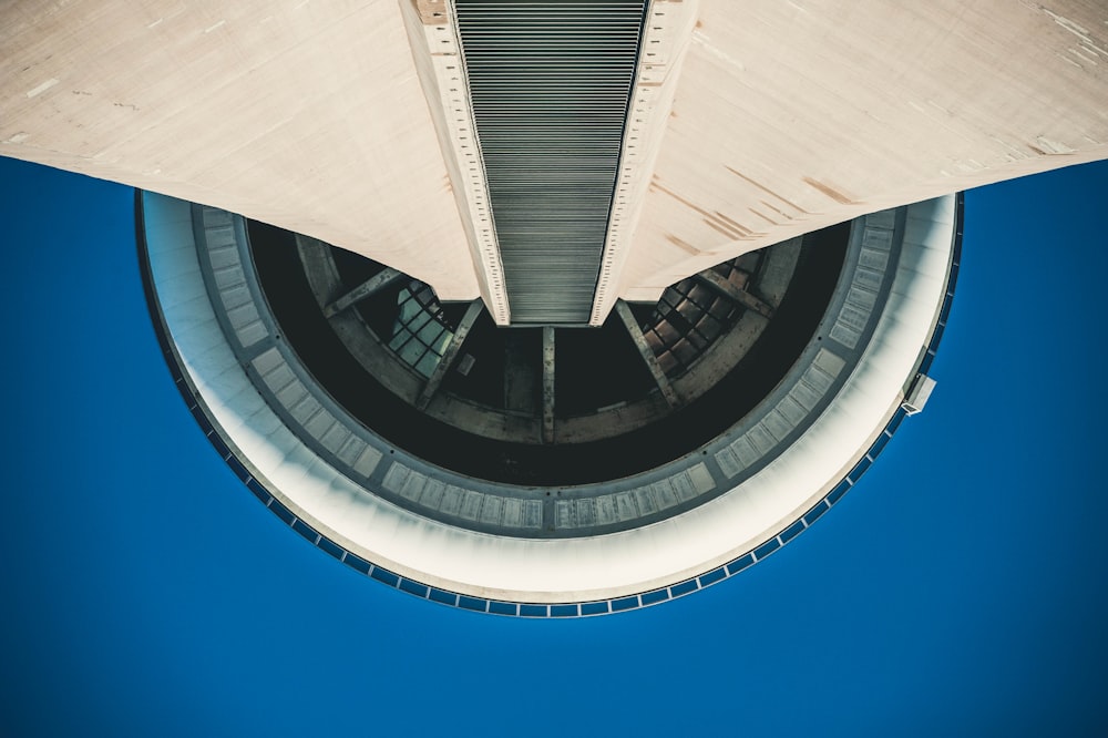 회색 고층 건물의 로우 앵글 사진