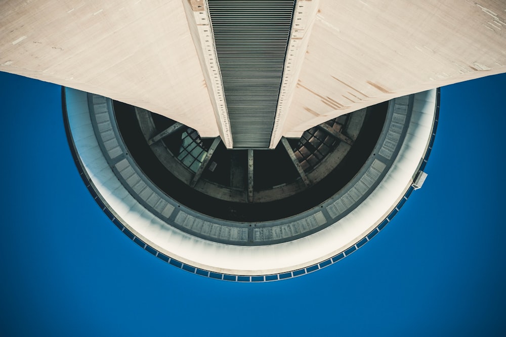 Fotografía de ángulo bajo de un edificio gris de gran altura