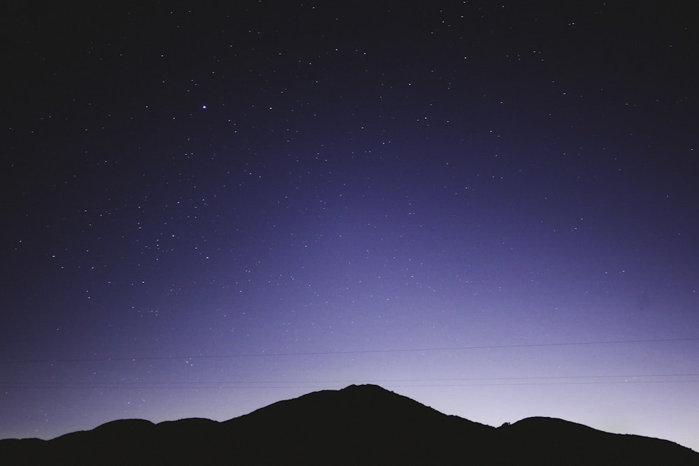 montagne pendant la nuit voir la photo