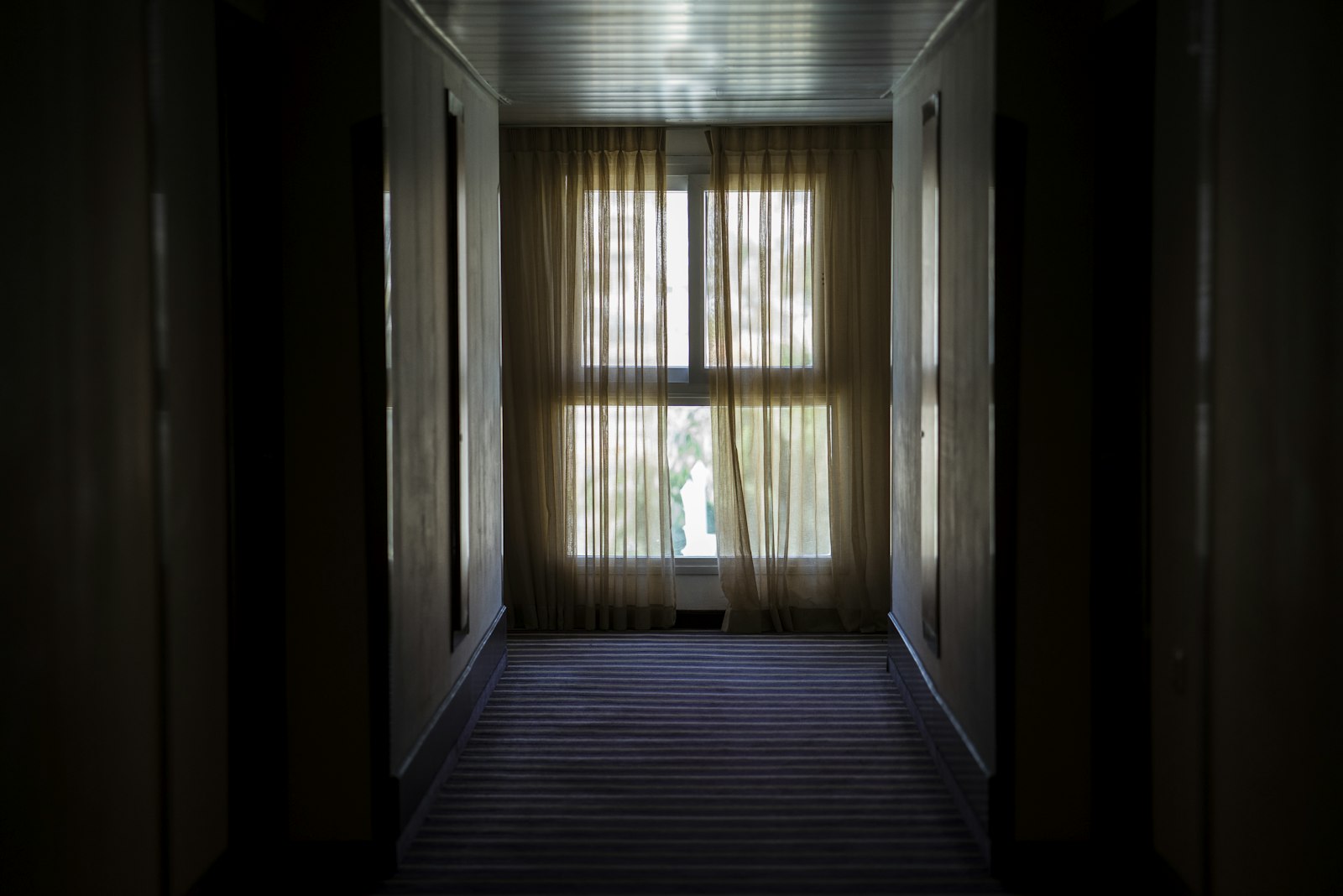 Sony a7R + ZEISS Batis 85mm F1.8 sample photo. Hallway leading to window photography