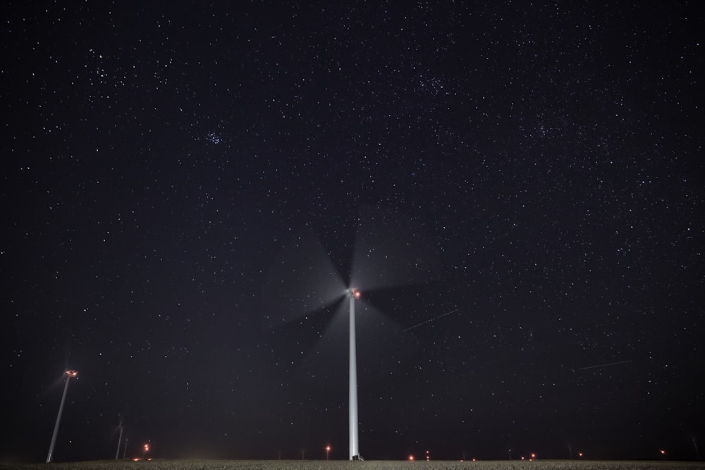 Torre blanca bajo la noche estrellada