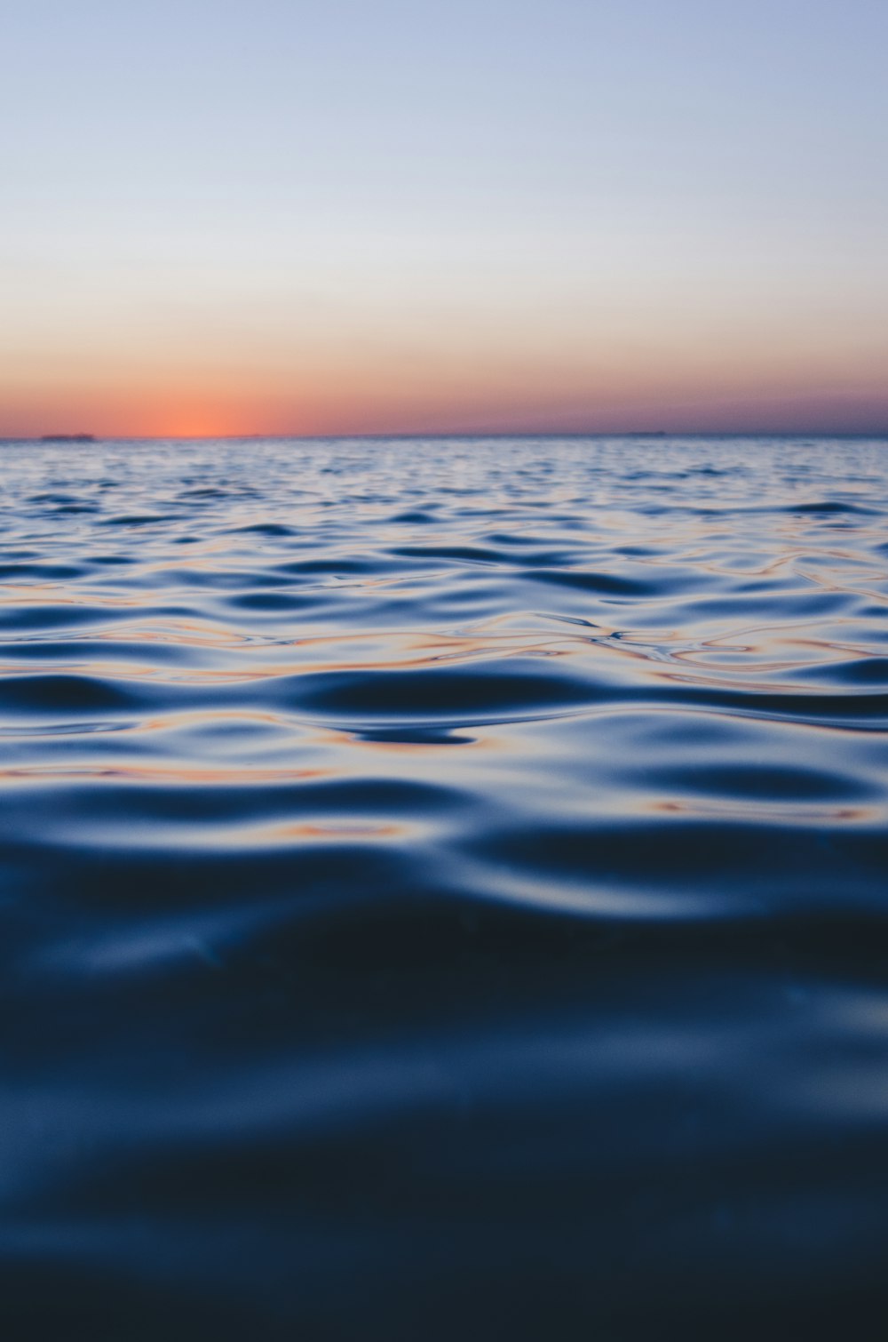 Fotografía de un cuerpo de agua en calma