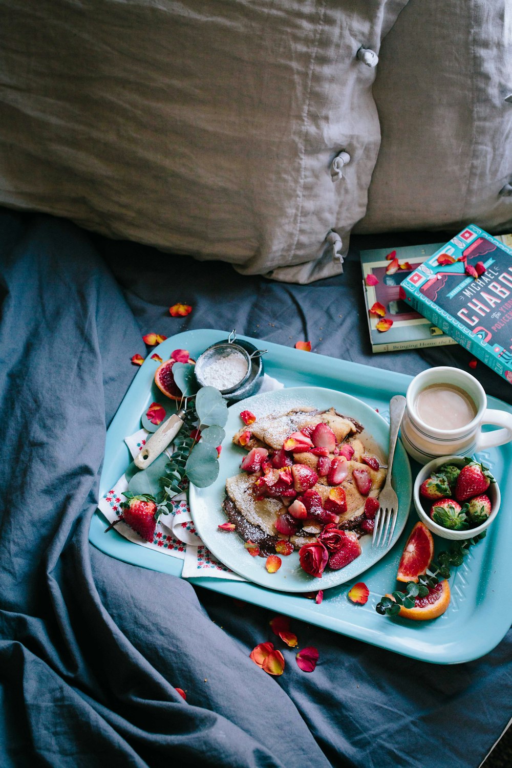Teigplatte mit Erdbeeren neben einer Tasse Kaffee