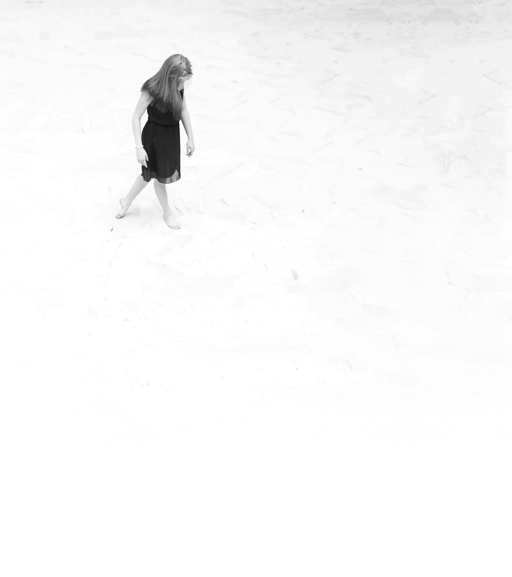 femme marchant sur le rivage