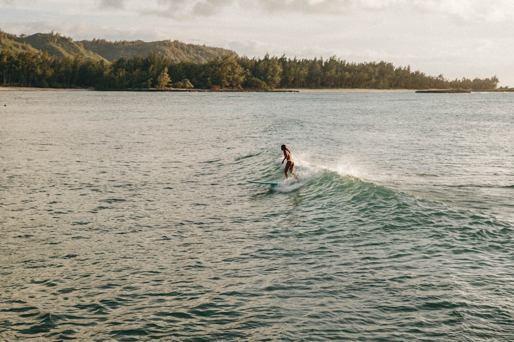 donna che fa surf durante il giorno