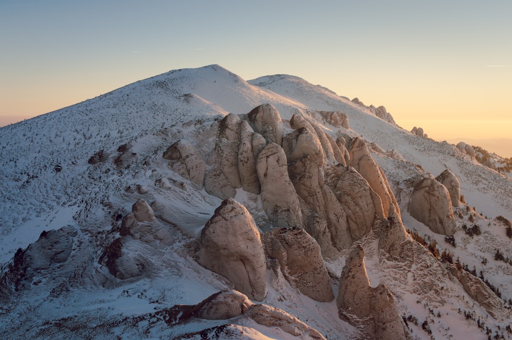 Grandes formações rochosas cobertas de neve