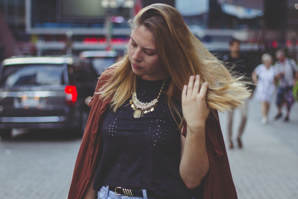 Mujer con camisa negra caminando por la calle