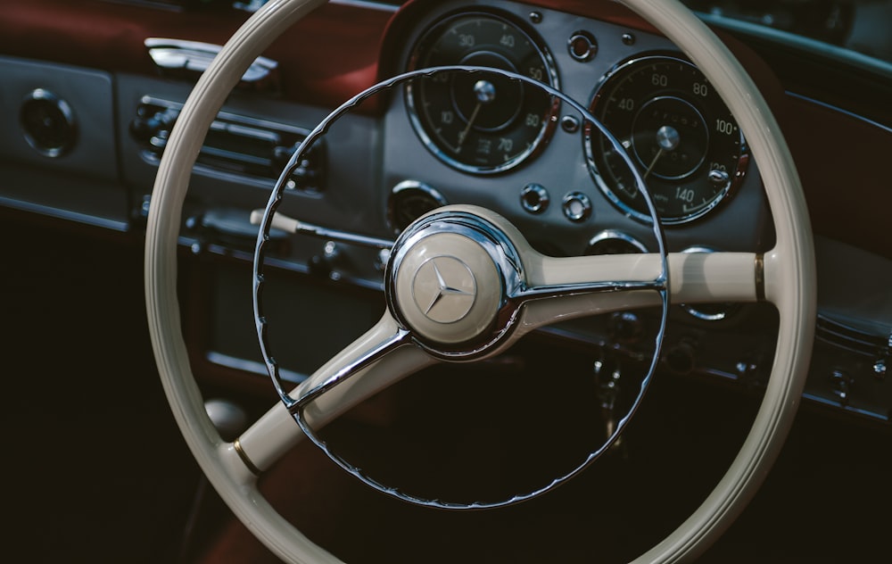 volante Mercedes-Benz marrom