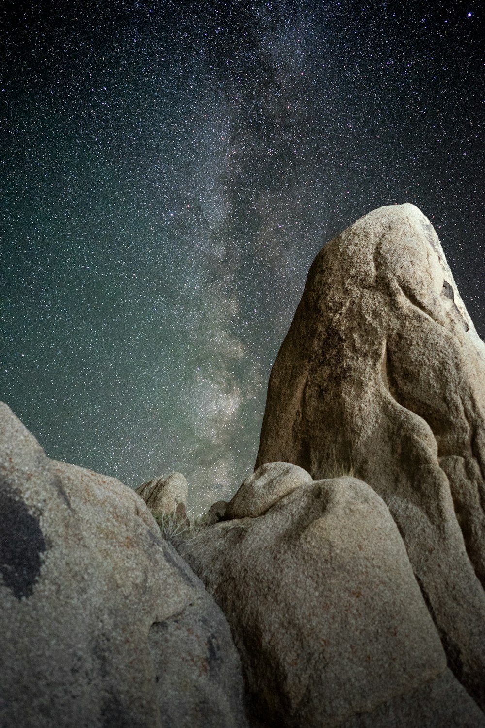 星空の下の茶色の岩層