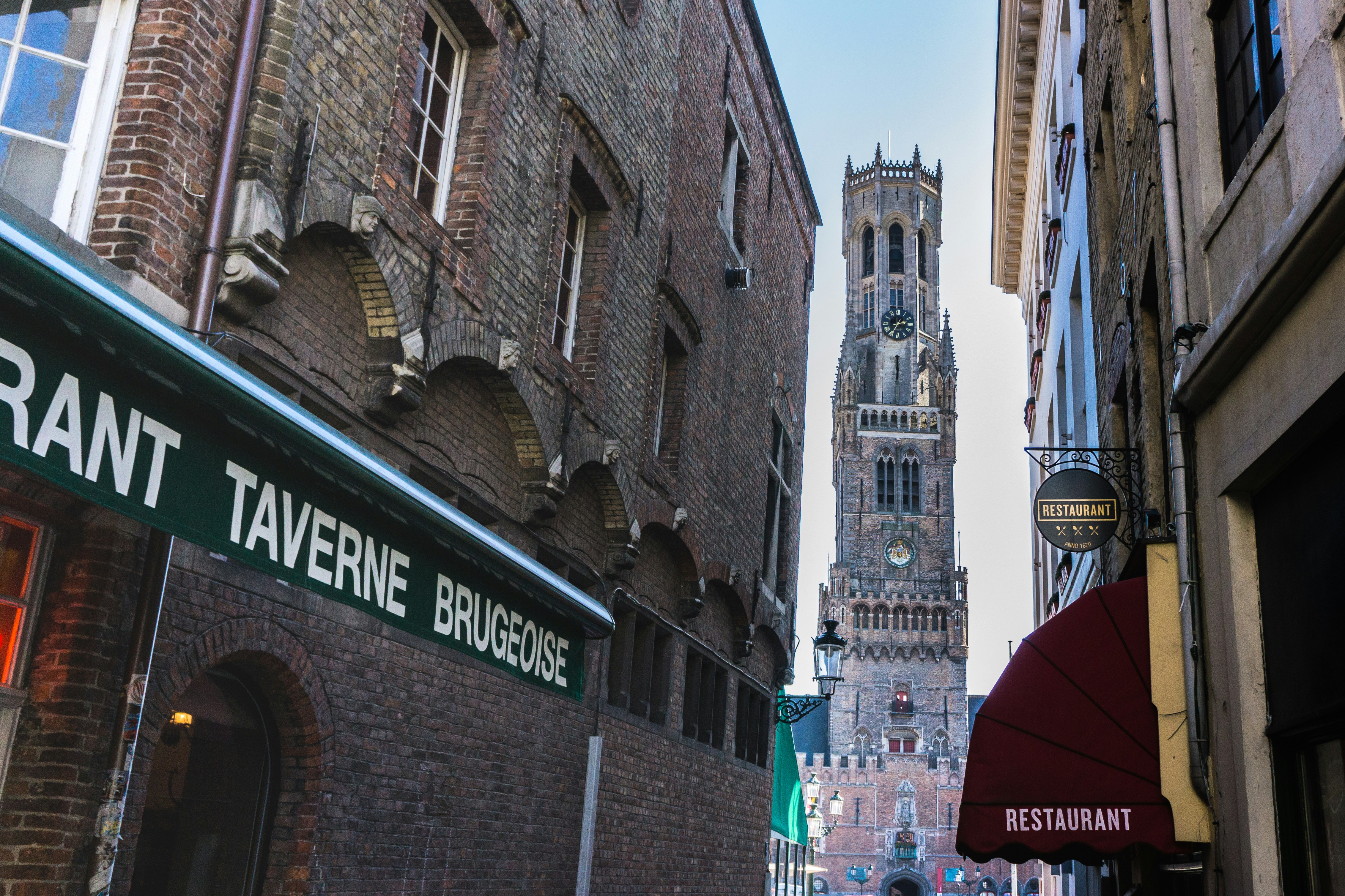 La Grand'Place de Lille avec le beffroi et l'architecture flamande typique.