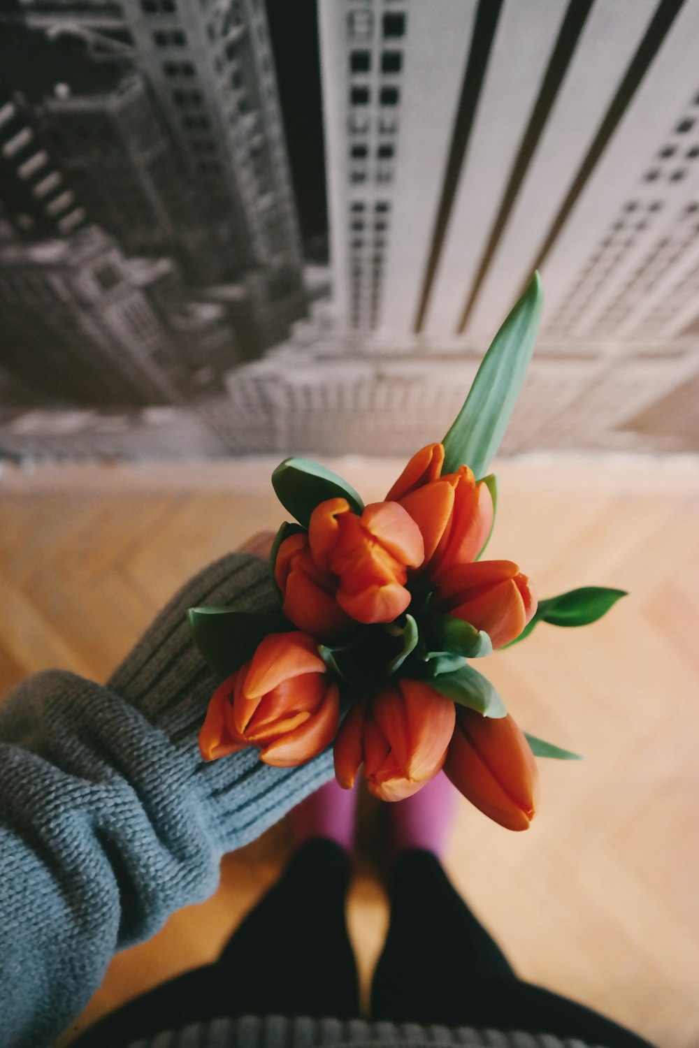 mujer sosteniendo ramo de capullos de flores de naranja