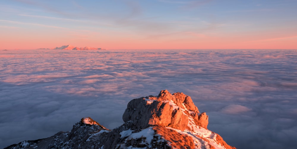 Montaña glaciar cerca de las nubes durante la hora dorada